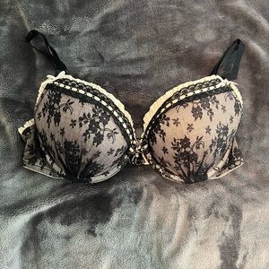 Victoria’s Secrets bra